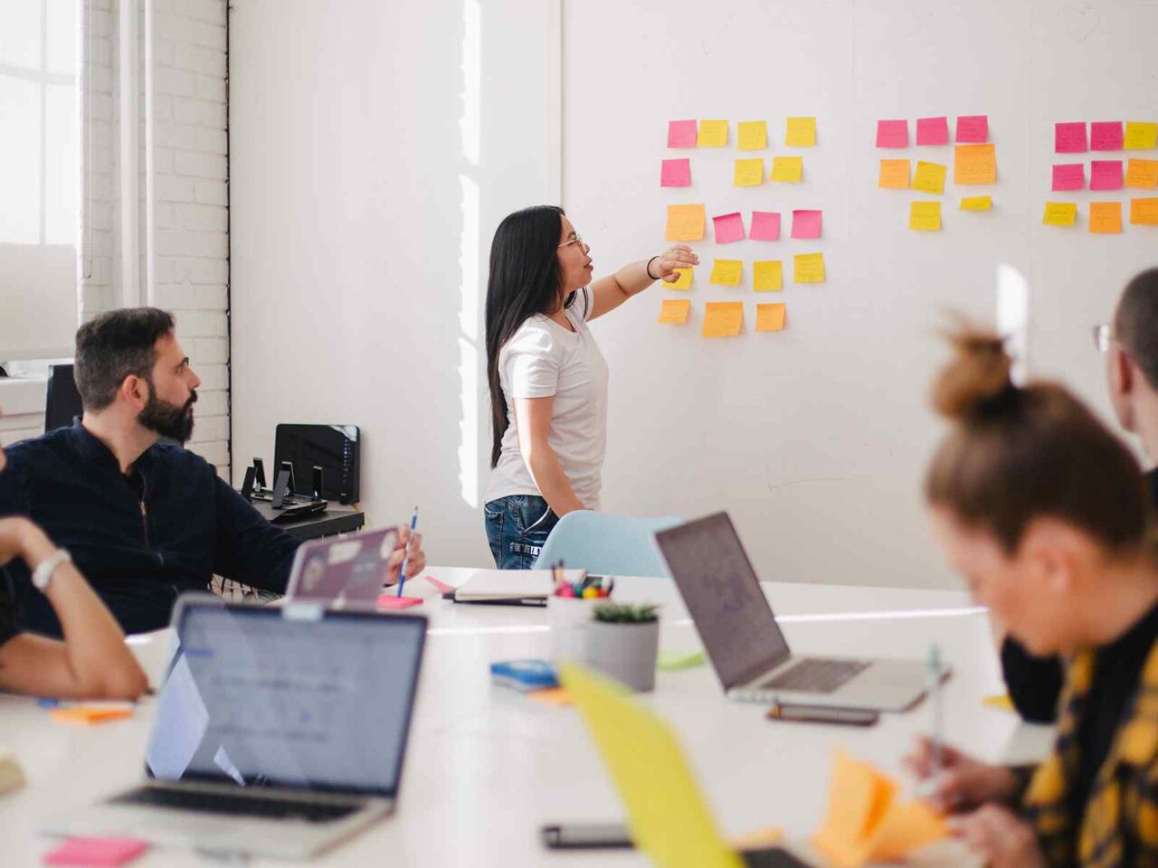 الشركات في البر الرئيسي مقابل الشركات في المناطق الحرة مقابل الشركات الخارجية في الإمارات العربية المتحدة: مقارنة استراتيجية